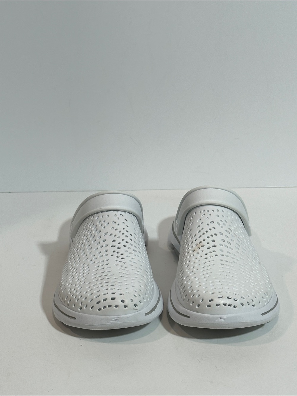 Skechers Cali Gear UltraGo White Perforated Slip-On Clogs with Heel Strap - Picture 4 of 8